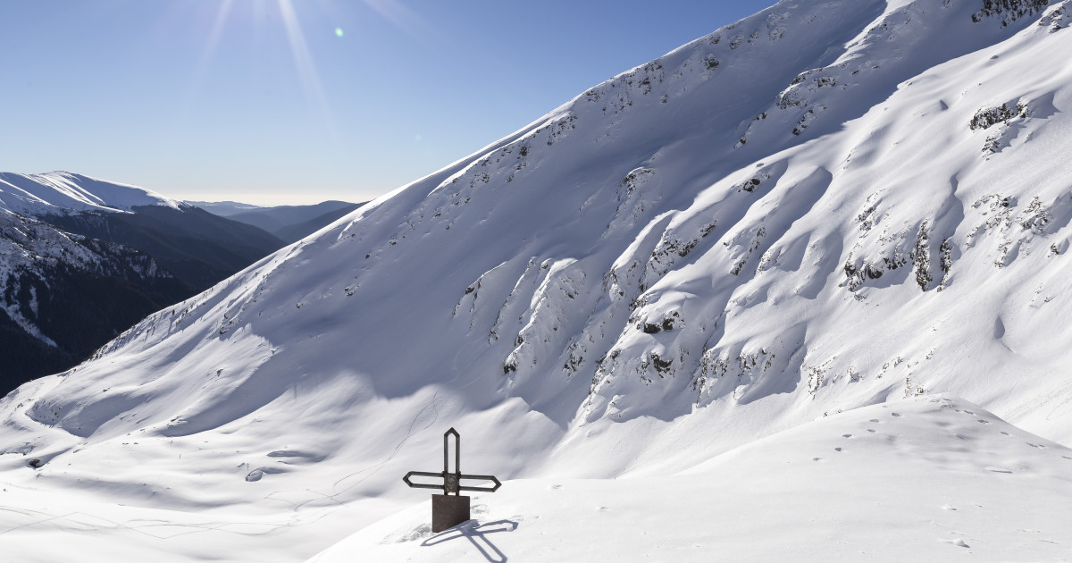 Risc crescut de avalanşe în Munţii Făgăraş şi Bucegi. Stratul de zăpadă depășește 2 metri la Vârful Omu