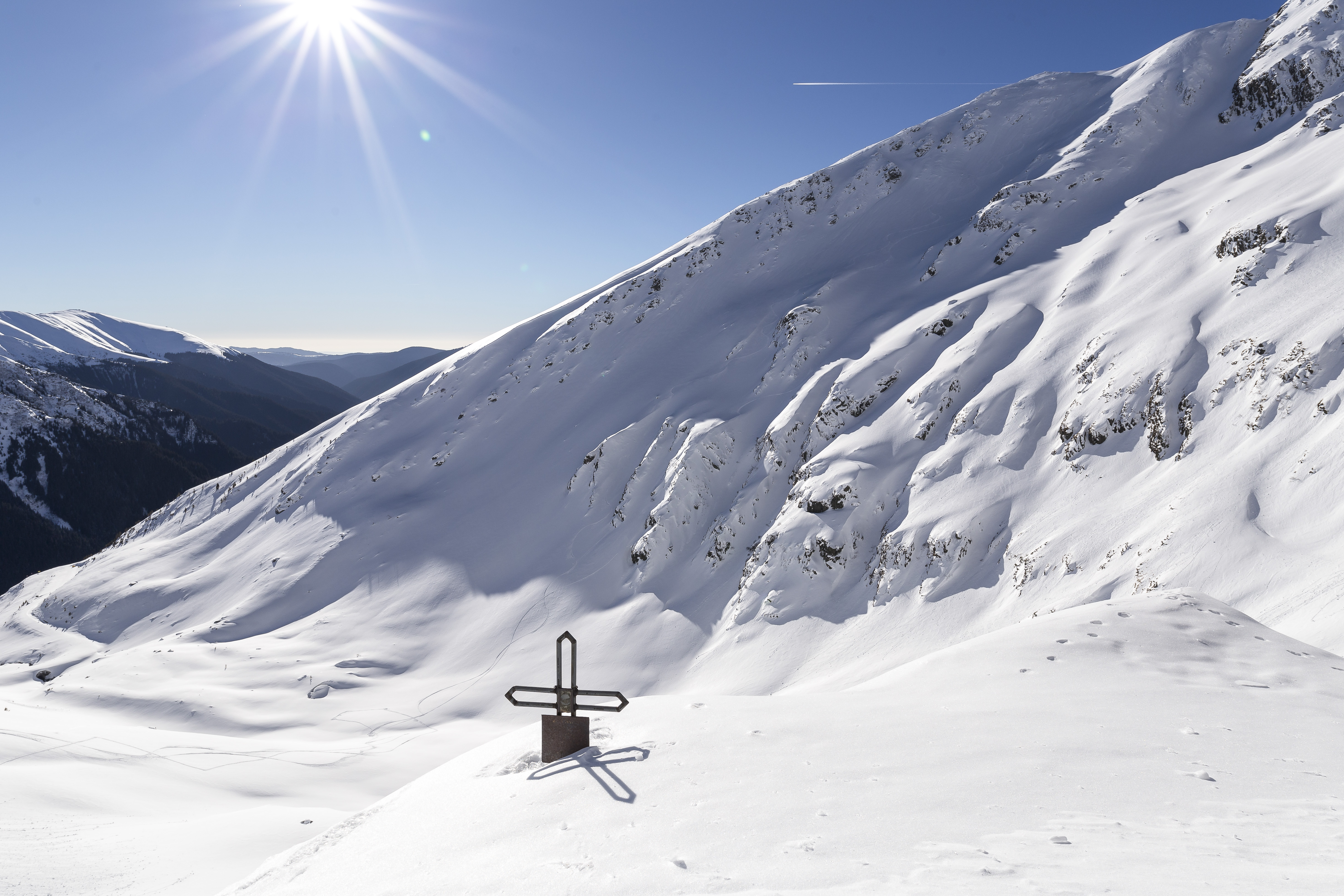 Risc crescut de avalanşe în Munţii Făgăraş şi Bucegi. Stratul de zăpadă depășește 2 metri la Vârful Omu