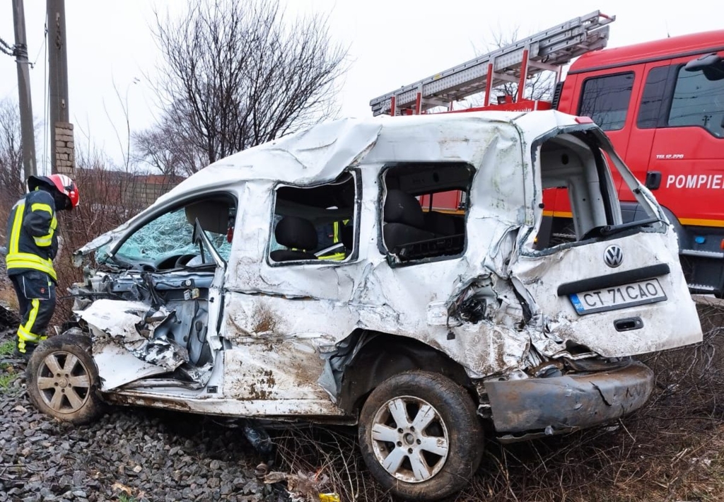 FOTO. Un bărbat a scăpat cu viață după ce mașina pe care o conducea a fost lovită de un TIR, apoi de tren