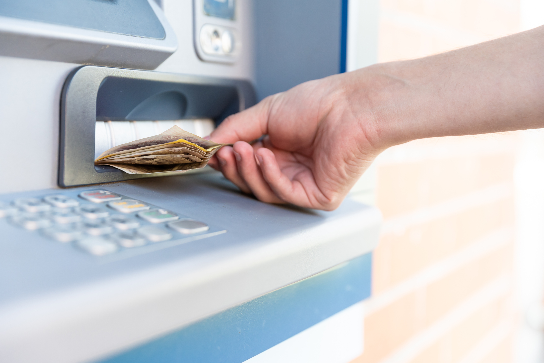 În loc să le păzească, le golea de bani. Agent de pază acuzat că a furat 330.000 de lei din bancomatele băncii pentru care lucra