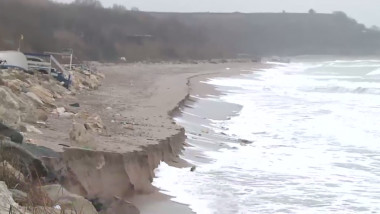 plaja distrusa de valuri