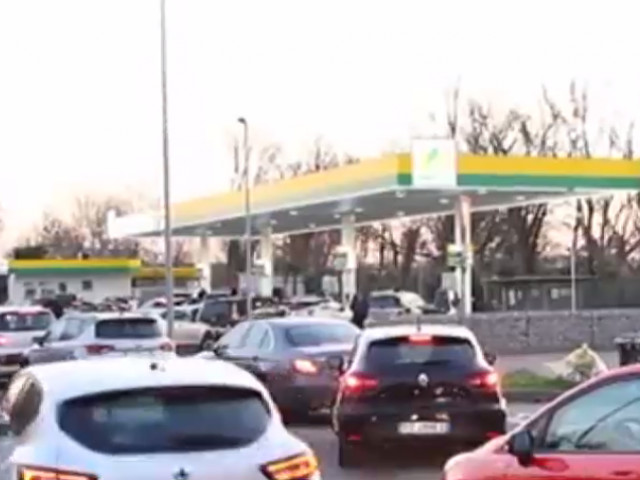 Distributori di benzina in Italia, chiusi per due giorni per sciopero.  Operatori scontenti delle misure prese dal governo