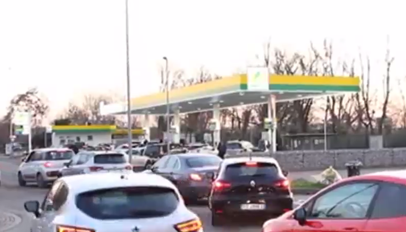 Benzinăriile din Italia, închise două zile din cauza unei greve. Operatorii sunt nemulțumiți de măsurile luate de guvern