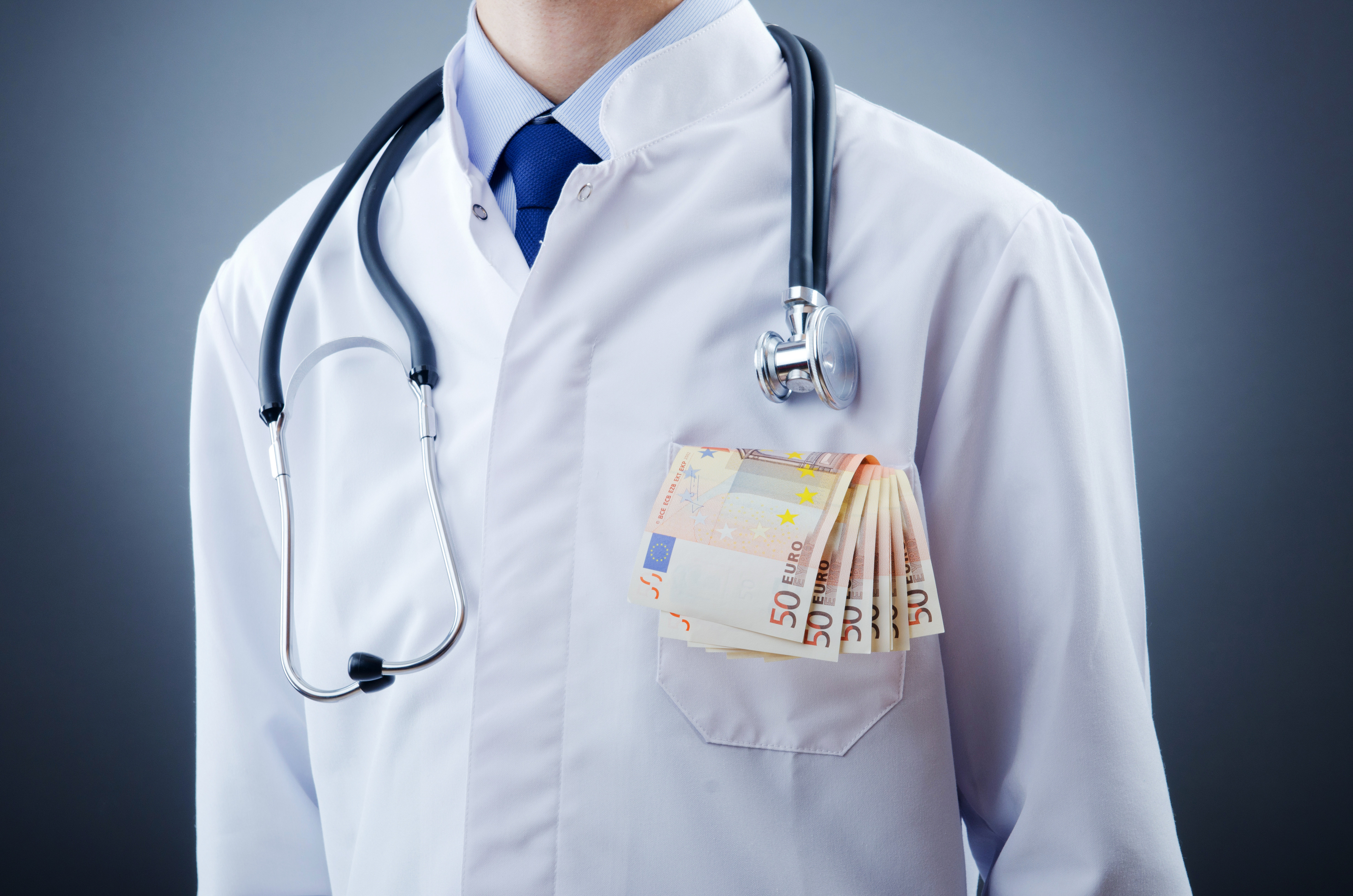 Medicul acuzat că cerea șpagă bolnavilor de cancer a ieșit din arest