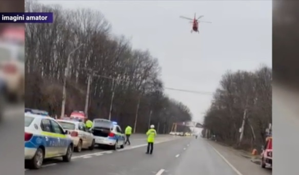 Cinci răniți într-un accident pe DN1 după ce trei mașini s-au ciocnit. Traficul rutier în zonă este blocat