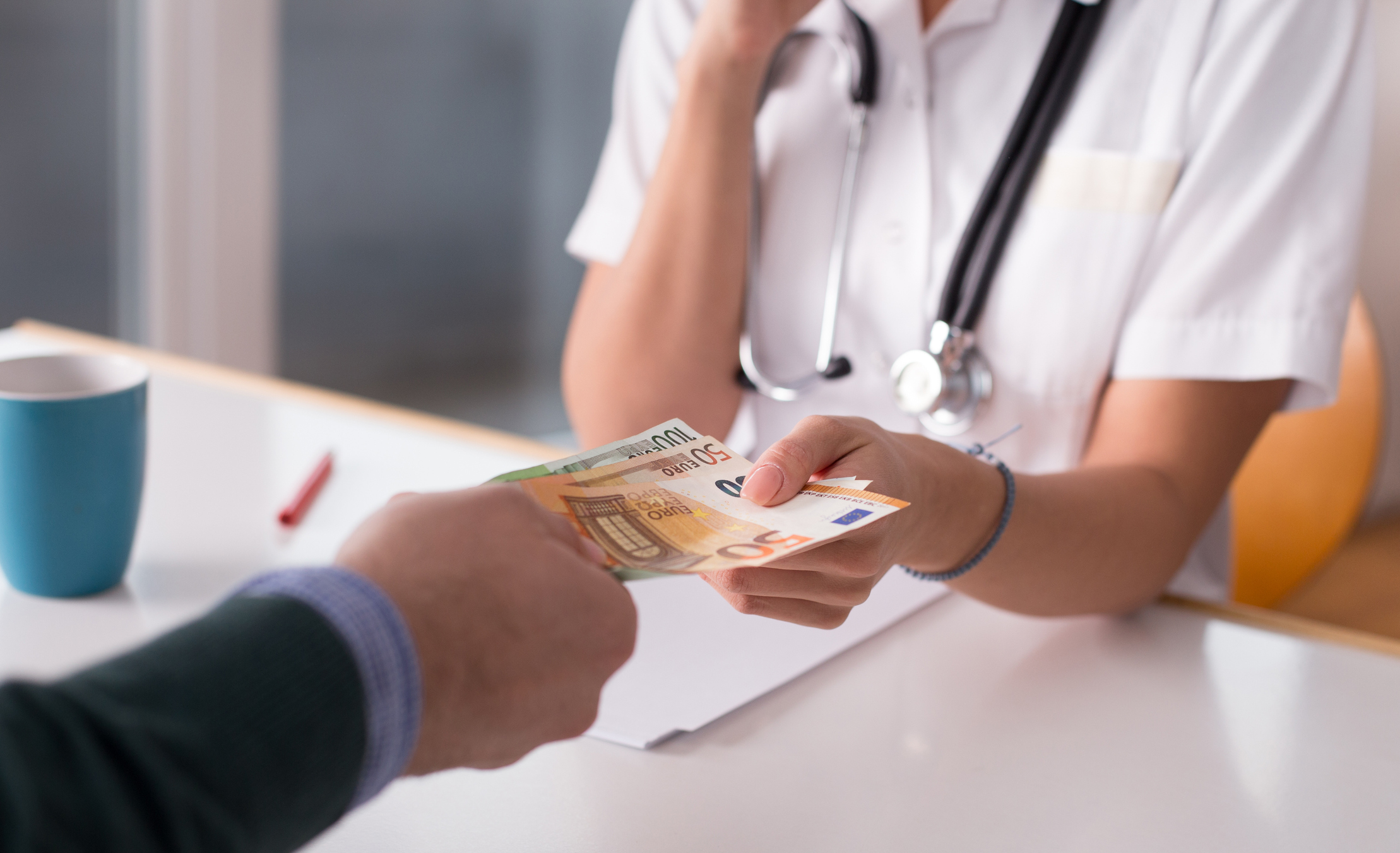 Aproape 100 de medici din Suceava o apără pe colega lor care lua șpagă de la bolnavii de cancer și le-au scris judecătorilor