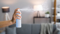 mână cu spray pulverizează aerosoli în cameră