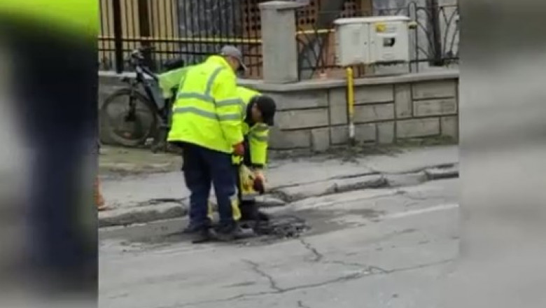 Muncitorii au asfaltat un drum din Târgu Jiu cu picioarele, la propriu
