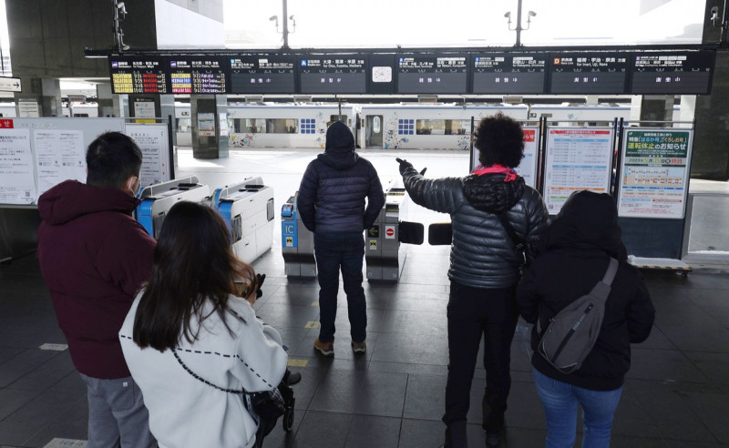 Heavy Snow Hits Many Parts of Japan