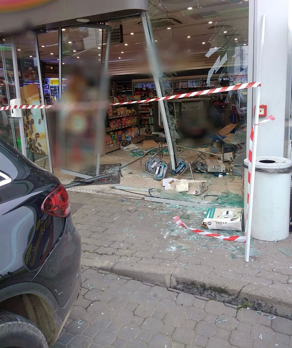 A vrut să dea cu spatele, dar a intrat cu mașina prin geamul benzinăriei