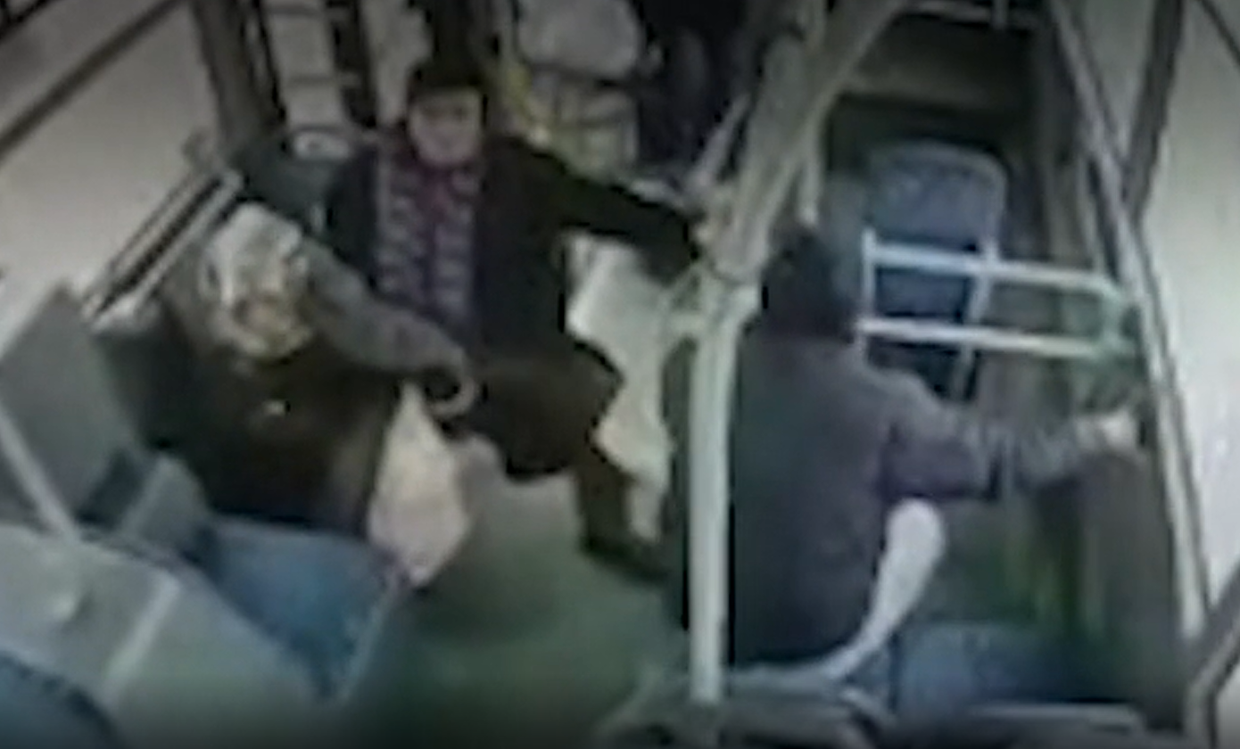 Pasagerii unui autobuz care a plonjat într-un lac din Turcia au reușit să se salveze din cabina plină de apă