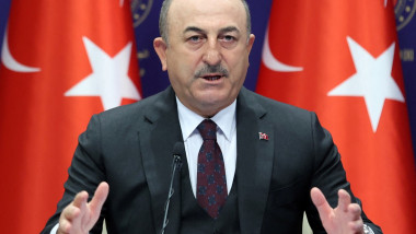 Mevlut Cavusoglu, ministrul turc de Externe, susține un discurs.