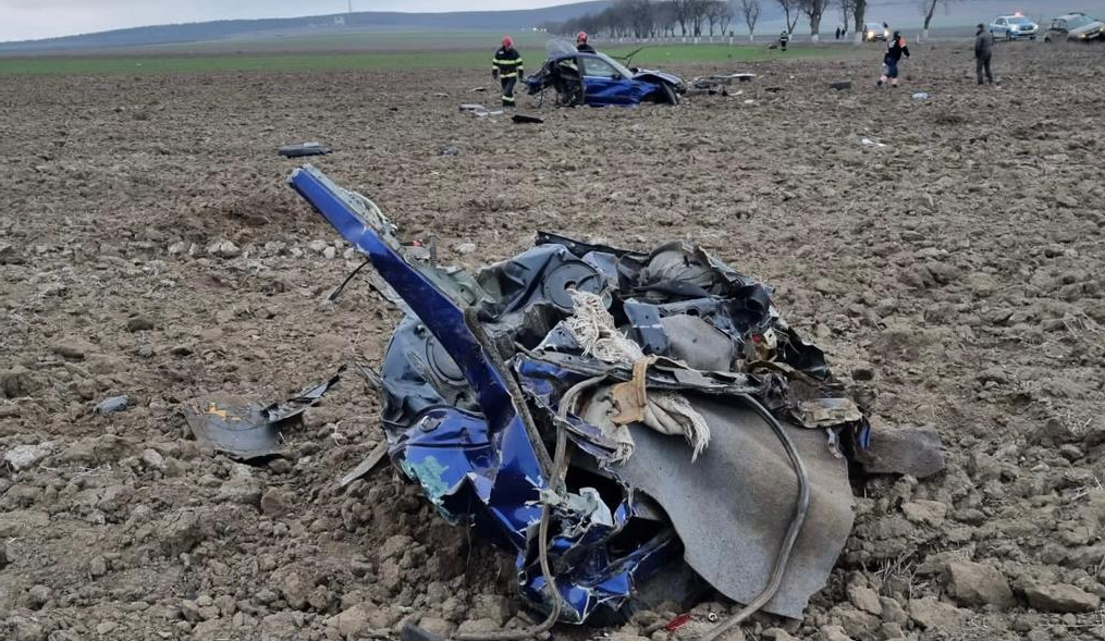 FOTO. Doi minori, fată și băiat, au murit într-un accident grav pe E87. Un tânăr de 21 de ani este în comă