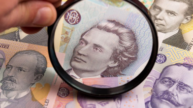 Bancnote româneşti văzute printr-o lupă.
