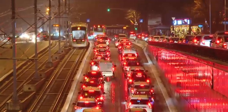 Ninsori și viscol în jumătate din țară. În București s-a format polei, iar traficul rutier este dificil