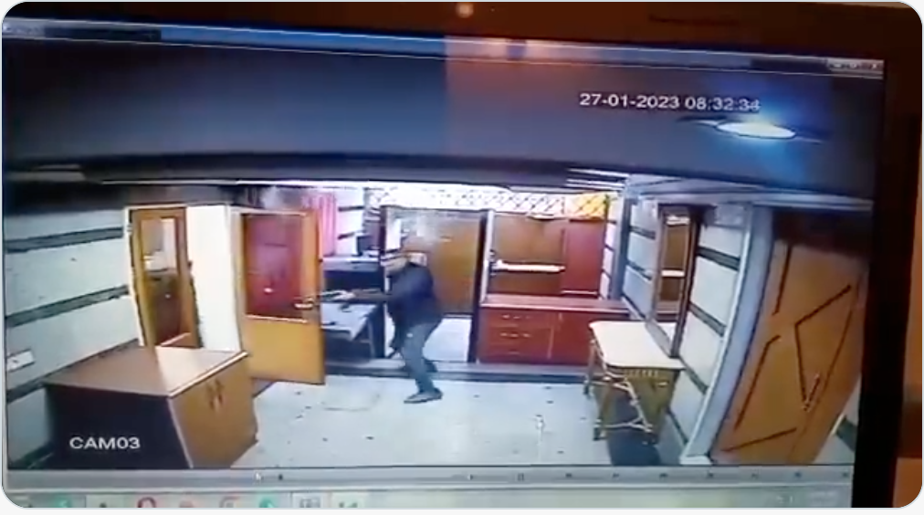 Imagini dramatice. Un mort şi doi răniţi la ambasada Azerbaidjanului în Iran, în urma unui atac armat