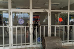agenți de pază în spatele unui geam spart în aeroportul din haiti