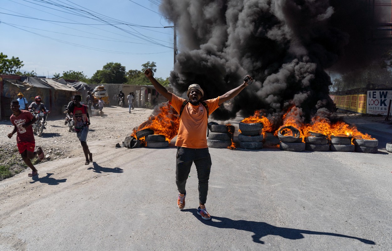 Poliția din Haiti se revoltă împotriva guvernului. Protestatarii au spart casa premierului și l-au urmărit până la aeroport