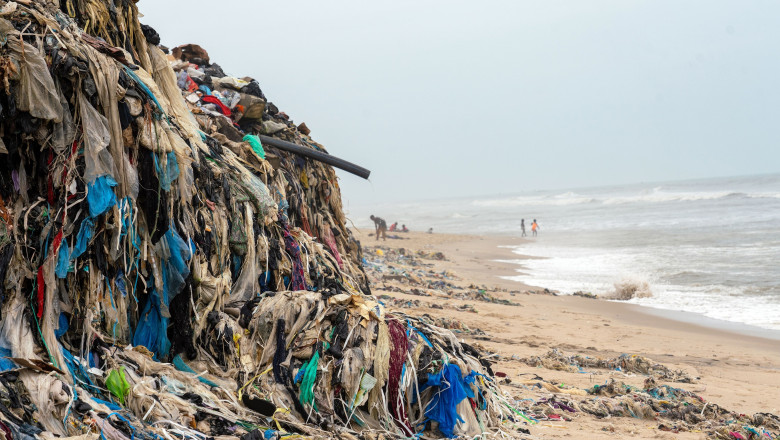 Deșeuri textile și haine abandonate pe o plajă lângă Accra, Ghana. Context: poluarea cauzată de industria modei