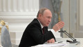 Vladimir Putin vorbeşte de la birou în timpul unei şedinţe a Consiliului de Securitate din 22 februarie 2022.