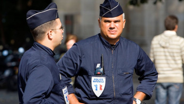 politisti francezi pe strada