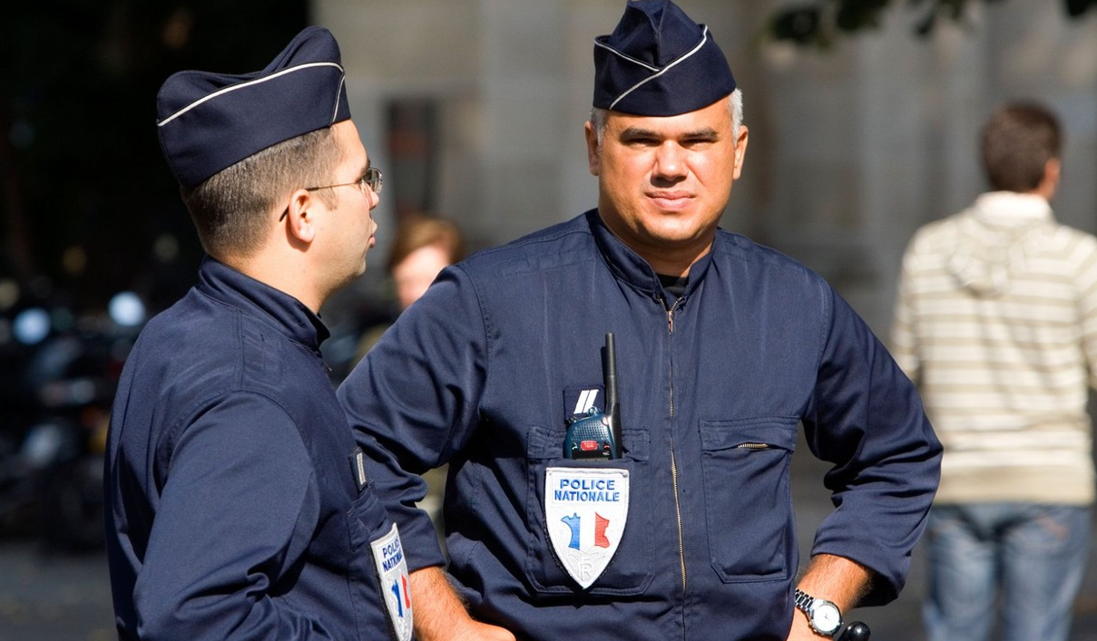 Franţa va instrui 4.000 de poliţişti şi jandarmi pe probleme legate de maltratarea animalelor