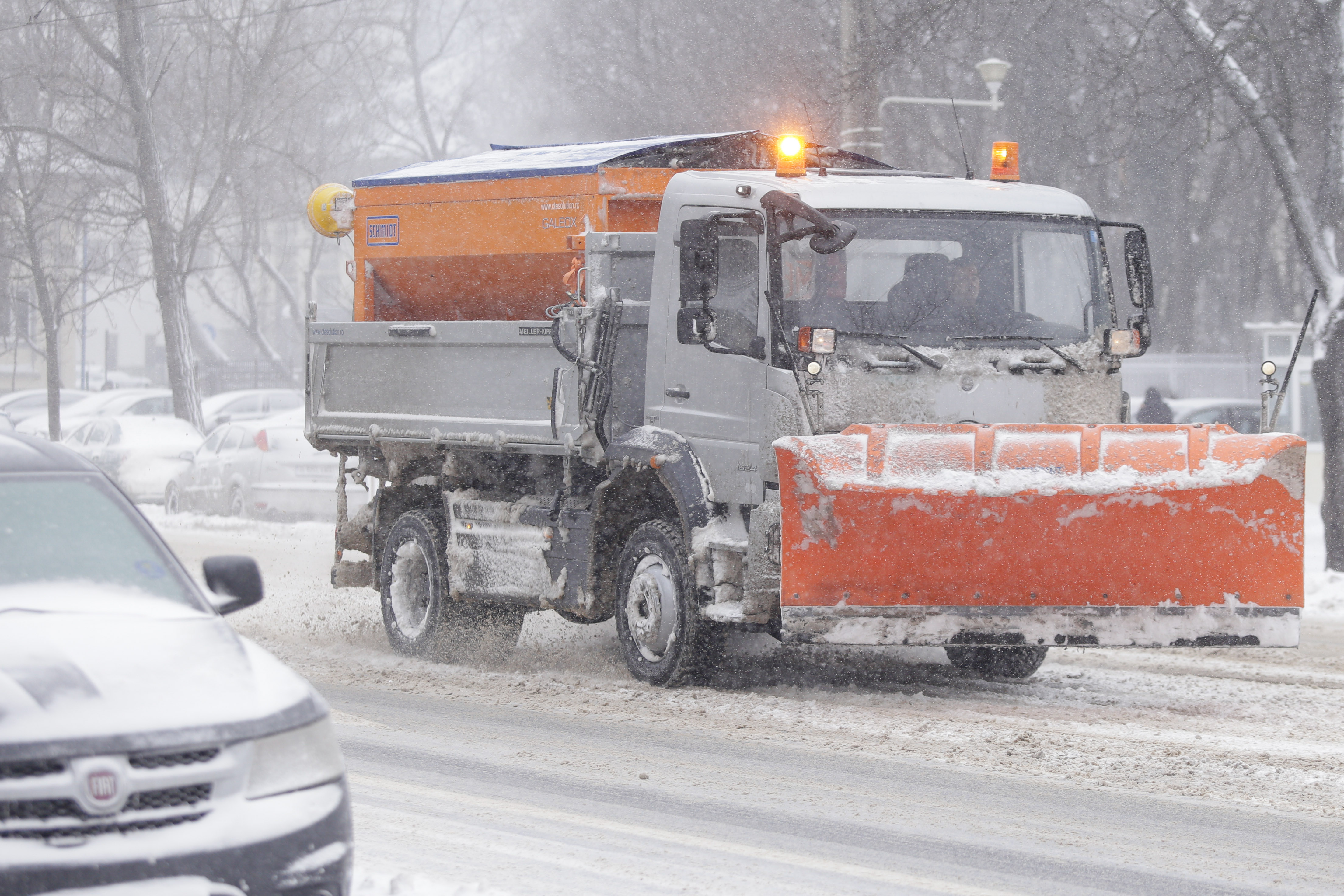 Va ninge în Bucureşti, la noapte. Primăriile de sector pot interveni cu 491 de utilaje de deszăpezire