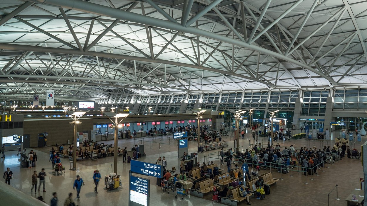 Cinci ruși care au fugit de mobilizare sunt blocați pe aeroportul din Seul de luni de zile. Autoritățile le refuză statutul de refugiat