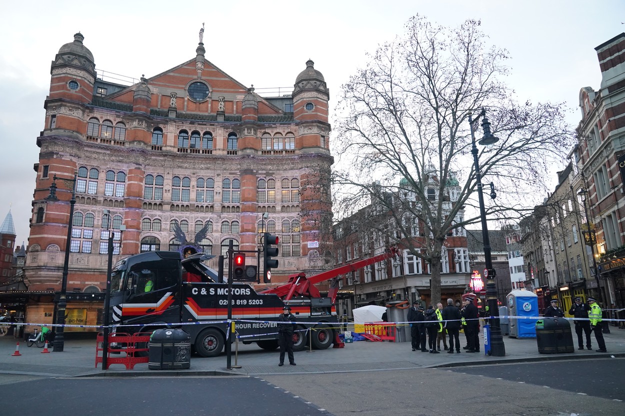FOTO. Un bărbat a murit în Londra după ce a fost strivit de un pisoar telescopic