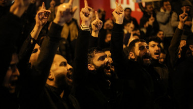 Mai mulţi bărbaţi protestează în faţa ambasadei Suediei la Istanbul după ce un politician extremist a ars un Coran în Suedia.