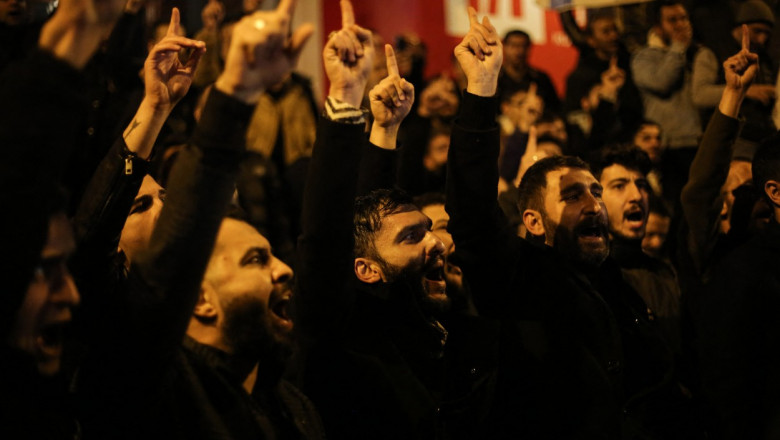 Mai mulţi bărbaţi protestează în faţa ambasadei Suediei la Istanbul după ce un politician extremist a ars un Coran în Suedia.