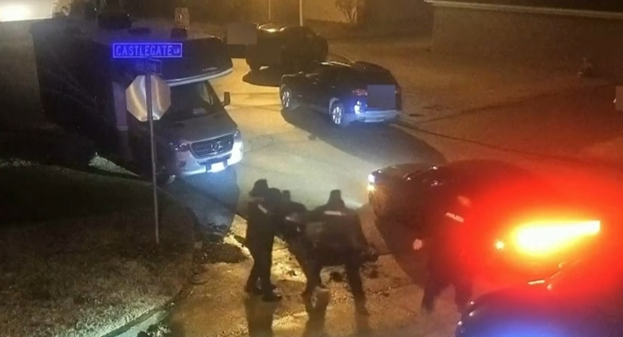Imaginile cu polițiștii care îl bat cu sălbăticie pe Tyre Nichols au fost făcute publice. Tânărul își striga mama în timp ce era lovit