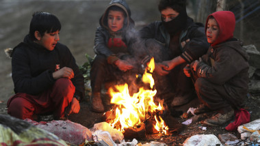 copii afgani în jurul focului în timpul iernii grele din ianuarie 2023