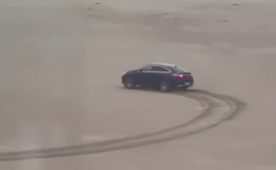 VIDEO. Șofer filmat când încerca să facă drifturi pe o plajă din Constanța