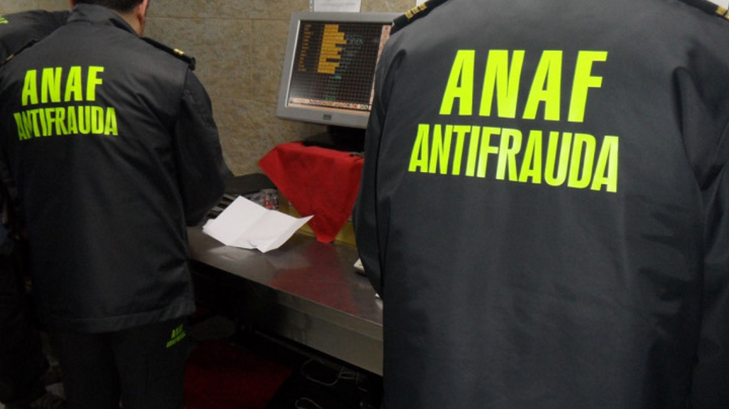 Doi inspectori ANAF, în arest la domiciliu pentru luare de mită