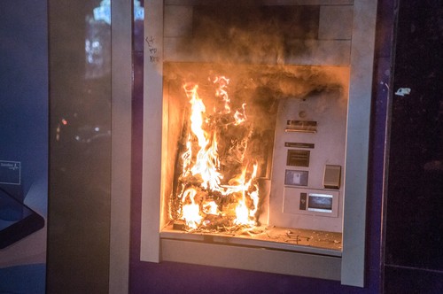 Incendiu la un bancomat din Mediaș, provocat de hoți: Au ars toți banii din interior