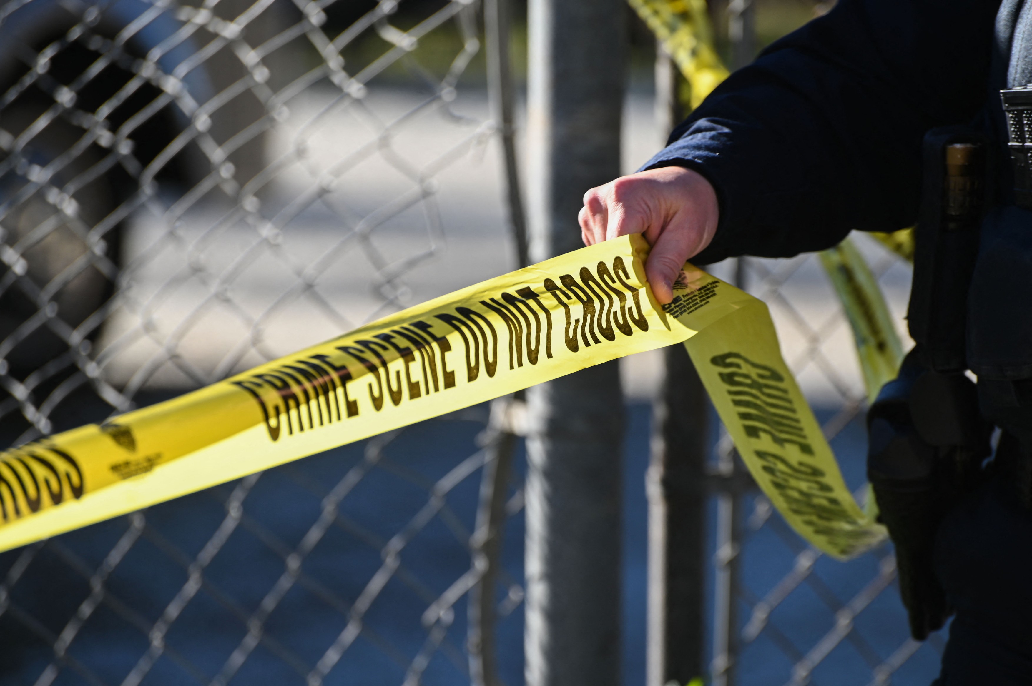 Atac armat misterios într-un cartier de lux din California. Trei oameni au fost găsiți morți într-o mașină parcată în curtea unei vile