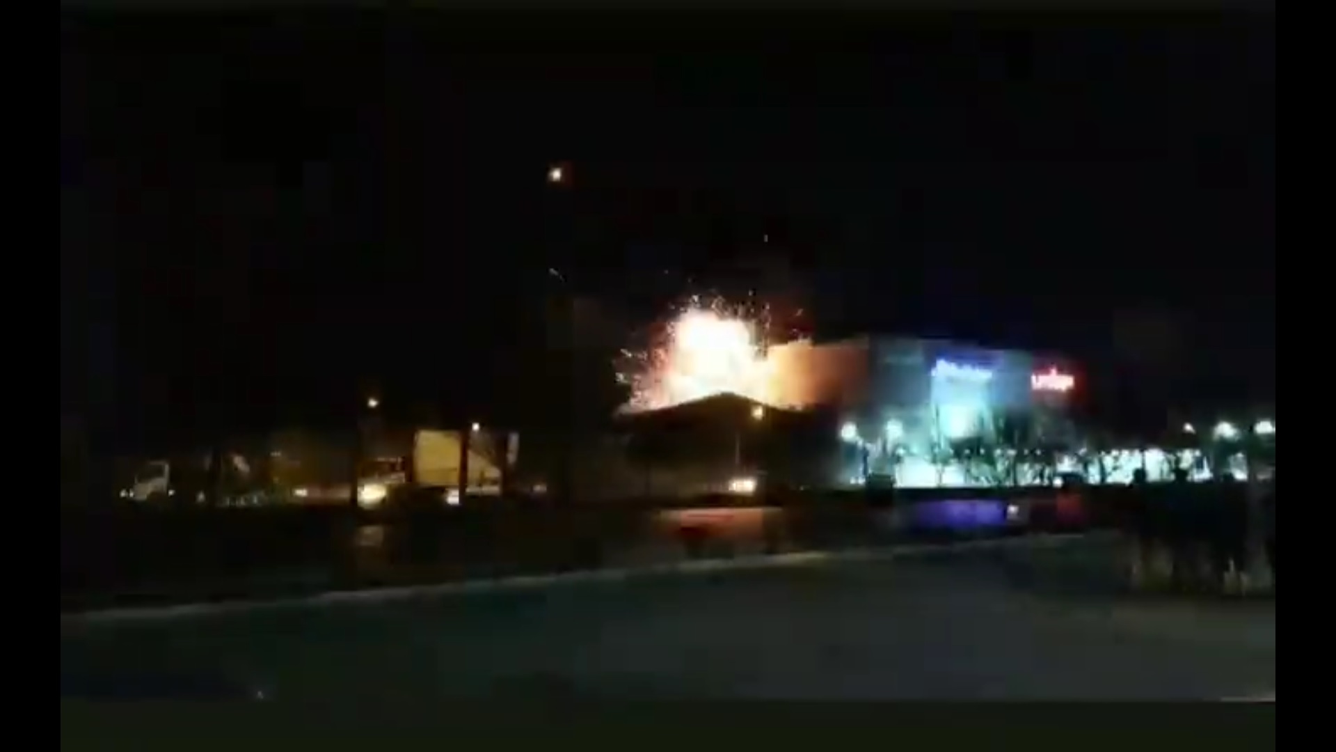 Momentul în care o fabrică de armament din Iran este lovită de o dronă, surprins de un trecător