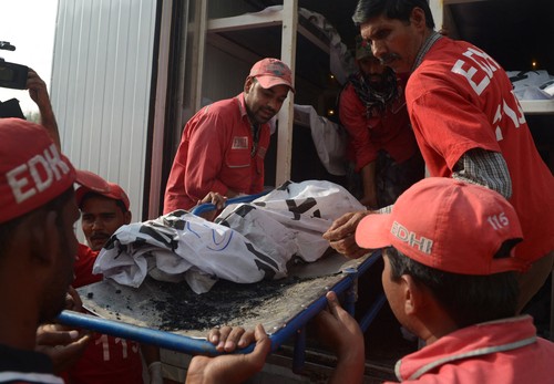 Cel puţin 40 de oameni au murit după ce autobuzul în care se aflau a căzut de pe un pod în Pakistan