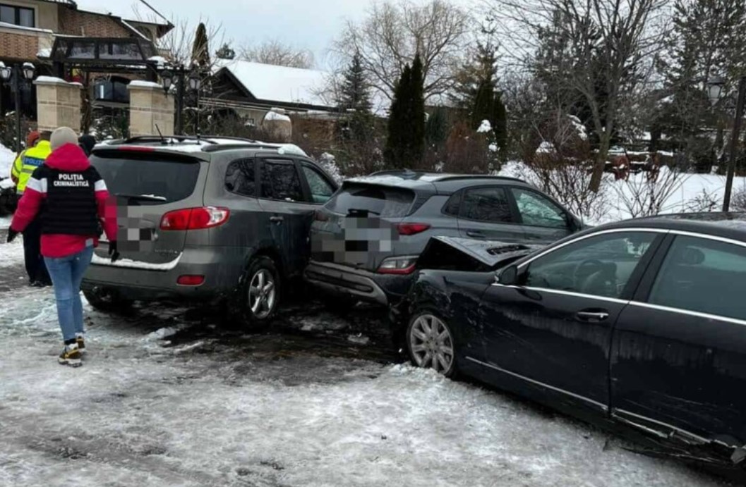 Pieton accidentat în parcarea unei pensiuni și 5 mașini distruse, după ce o şoferiţă în vârstă de 20 ani nu a acordat prioritate
