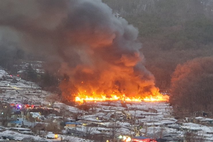 500 de oameni evacuați după un incendiu care a mistuit o mahala în Seul, lângă bogatul district Gangnam