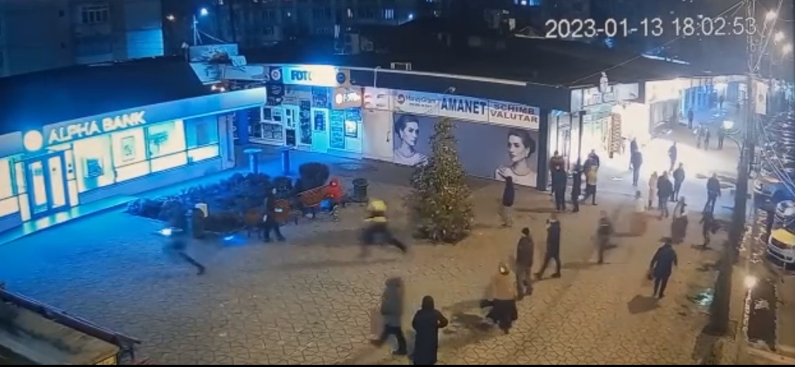 Percheziții ample la Onești după cazul polițistei lovită cu piciorul în cap în timpul unei misiuni