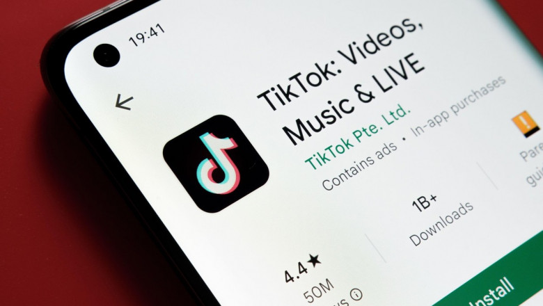 Aplicatţia TikTok văzută pe ecranul unui telefon mobil.