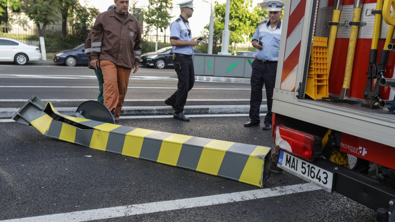 Un autovehicul este blocat la intrarea in pasajul Unirii din Bucuresti, dupa ce a lovit un element de siguranta, in Bucuresti, 8 septembrie 2022.