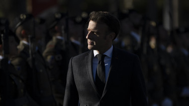 Preşedintele Franţei, Emmanuel Macron, inspectează trupele la summitul franco-spaniol de la Barcelona, pe 19 ianuarie 2023.
