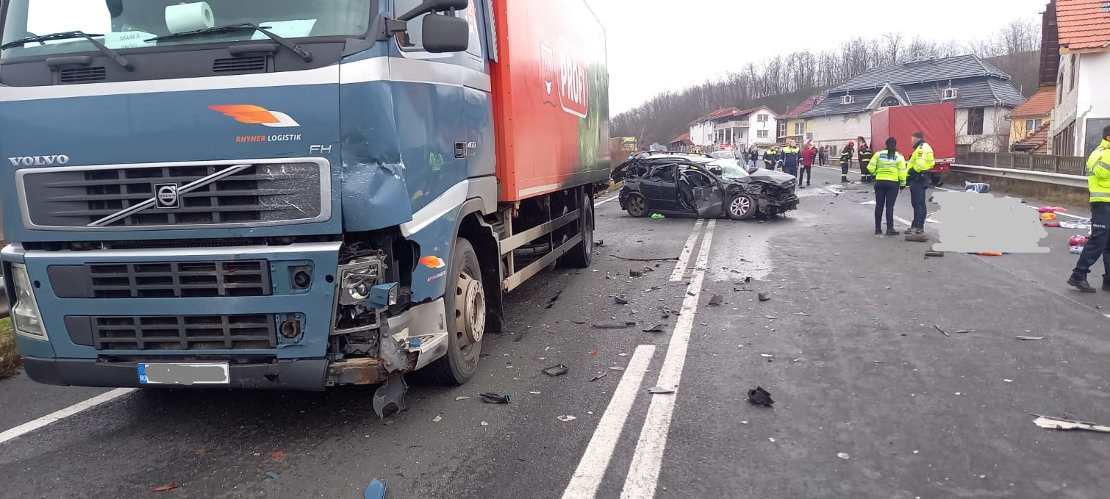 O femeie a murit, iar două persoane au fost rănite în urma unui accident grav pe DN66