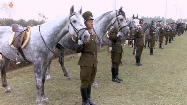 Soldați nord-coreeni călare
