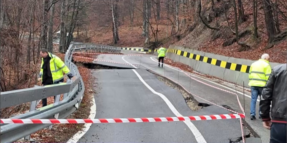 VIDEO Șoseaua care duce spre Mănăstirea Frăsinei s-a rupt