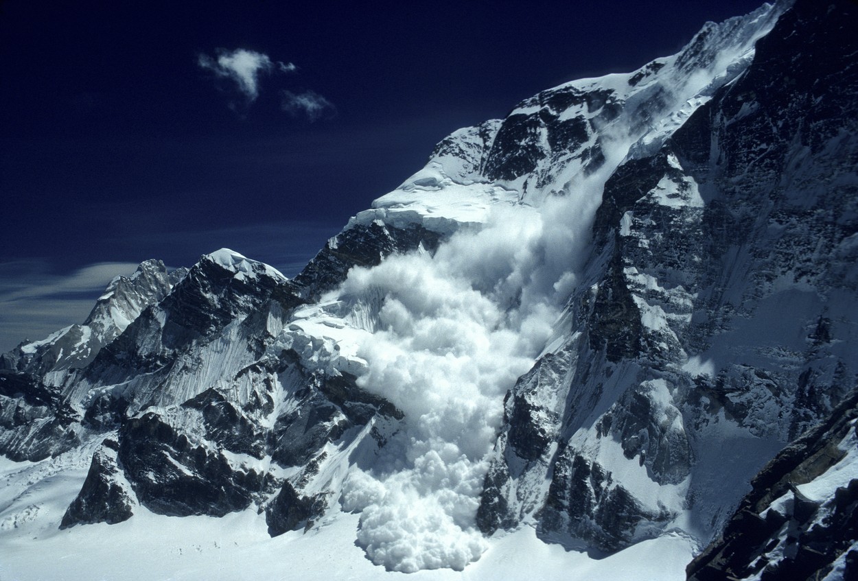 28 de morți într-o avalanșă în Tibet. Oamenii au rămas blocați în mașini, la ieșirea dintr-un tunel