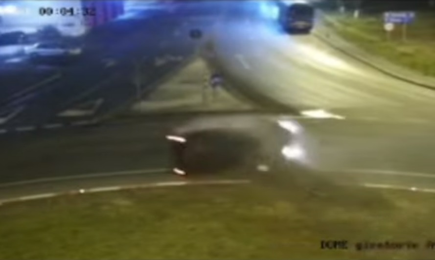 Proiectat prin parbriz după ce a lovit un sens giratoriu. Mașina a luat foc, iar șoferul este în stare critică